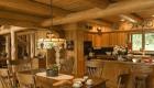 Кухня в деревянном доме: особенности дизайна и фото удачных проектов Кухонный гарнитур в оцилиндрованном доме